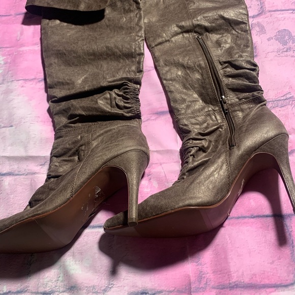 High Boots with Heels - Picture 2 of 3